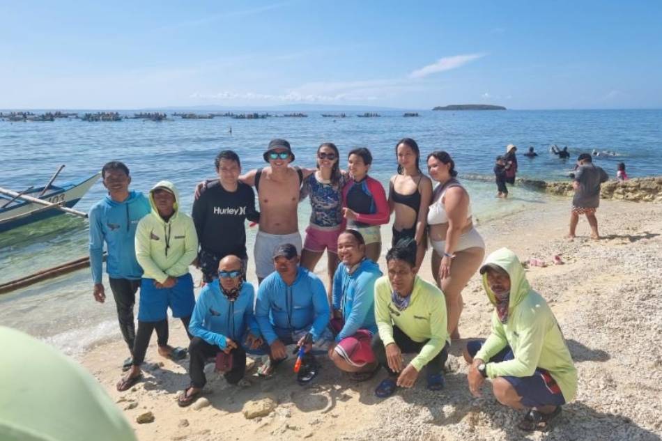 John Estrada spends Holy Week in Oslob, Cebu with his wife Priscilla Meirelles and children.