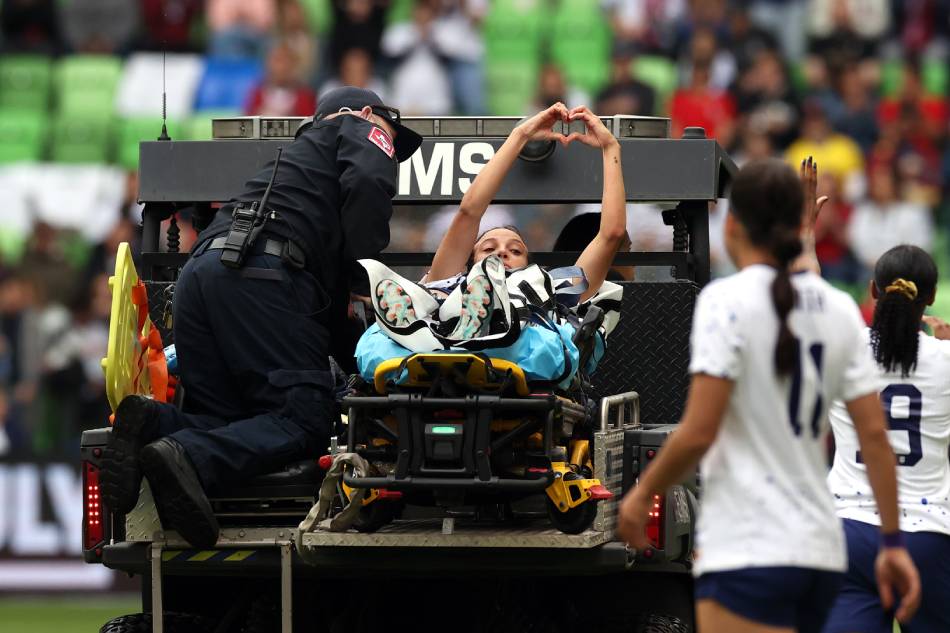 United States forward Mallory Swanson signals to the crowd after being carted off the field during an International Friendly game between the United States and the Republic of Ireland, in Austin, Texas, USA, April 8, 2023. Adam Davis, EPA-EFE.