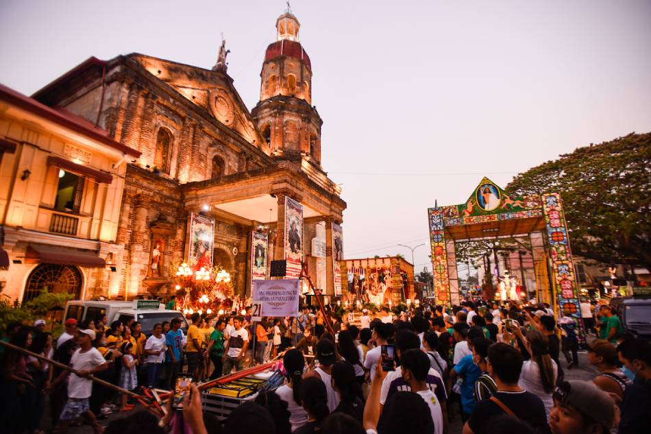 Residents of Baliuag, Bulacan watch the procession of images on Holy Wednesday at the San Agustin Parish on April 5, 2023. One of the most anticipated processions in the province, the floats or carrozas depicting scenes from the Passion of Jesus Christ carry life-size images mostly owned by families in Baliuag. Maria Tan, ABS-CBN News