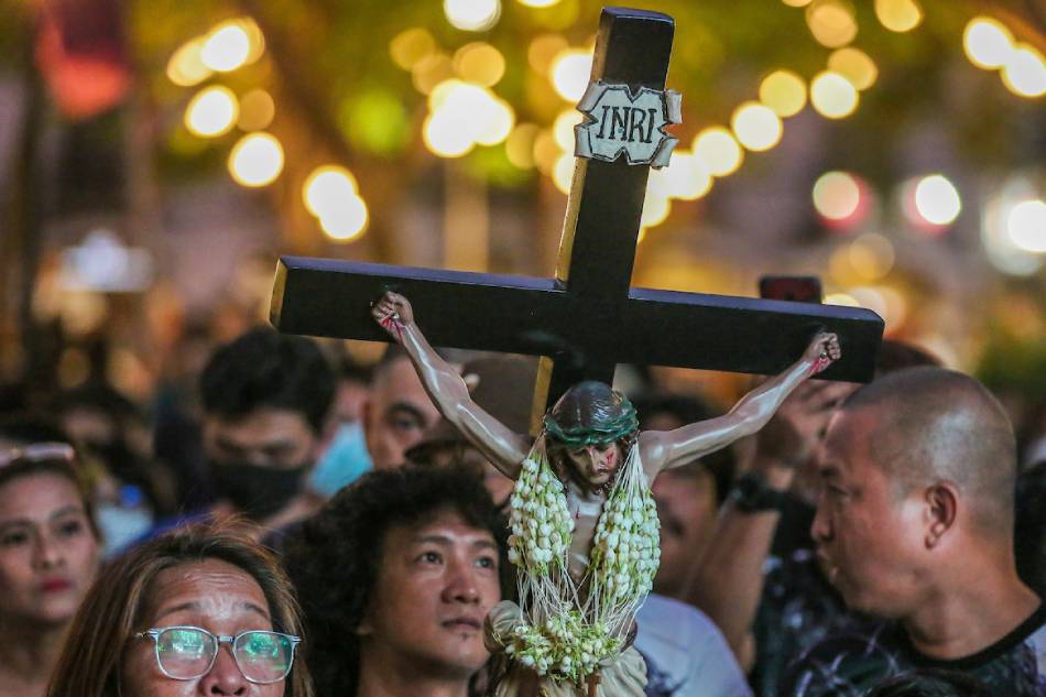 Catholic devotees attend the Evening Mass of the Lord’s Supper at the Manila Cathedral on Maundy Thursday, April 6, 2023. Jonathan Cellona, ABS-CBN News