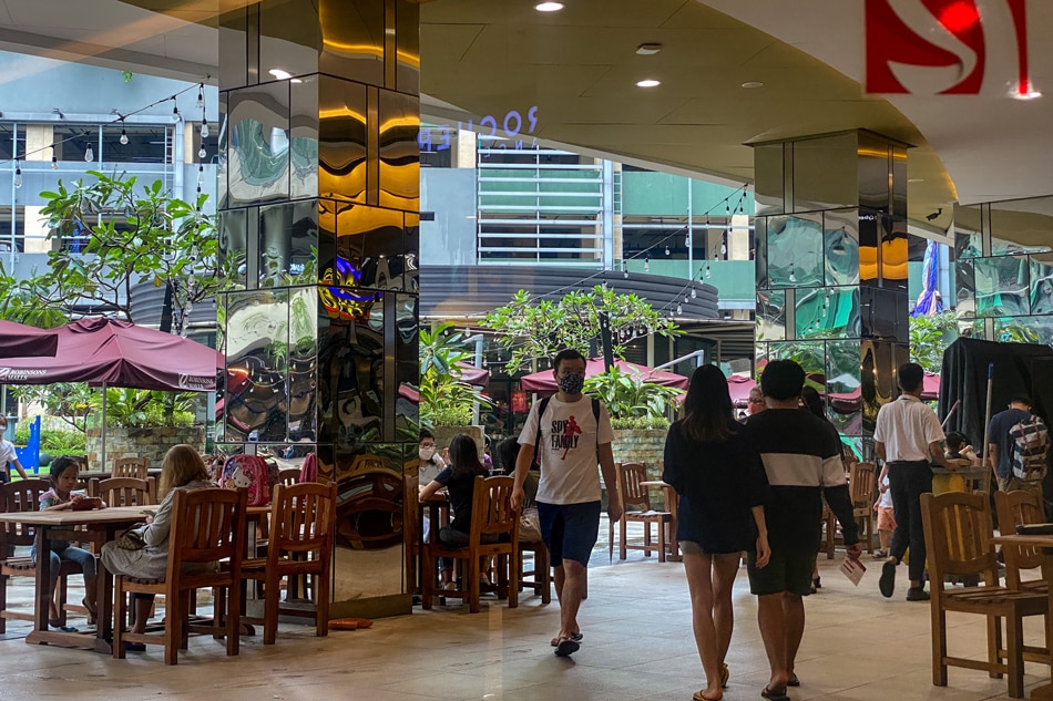 People wear face masks as they visit The Robinsons mall in San Juan City on November 4, 2022. Major malls, Robinsons, SM and Ayala Malls, have chosen to allow the optional use of face masks for their patrons. Jonathan Cellona, ABS-CBN News/File.