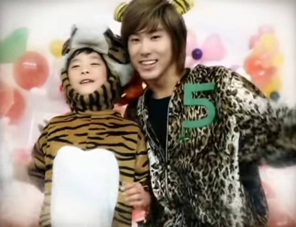 Moonbin along with TVXQ's Yunho on the music video for 'Balloons.' Screengrab from SMTOWN's YouTube video.