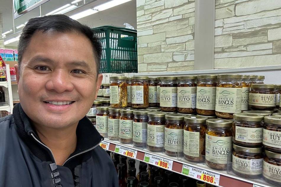 Ogie Alcasid poses with his gourmet tuyo products in Japan. Instagram/Ogie Alcasid