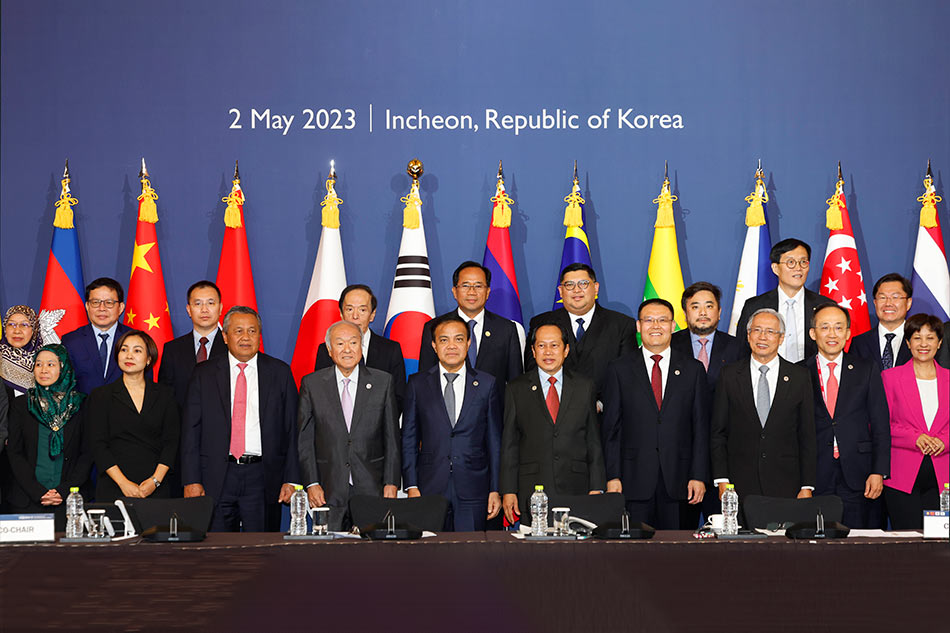 Asean Plus 3 Finance Chiefs To Stay Vigilant Amid Bank Woes Abs Cbn News