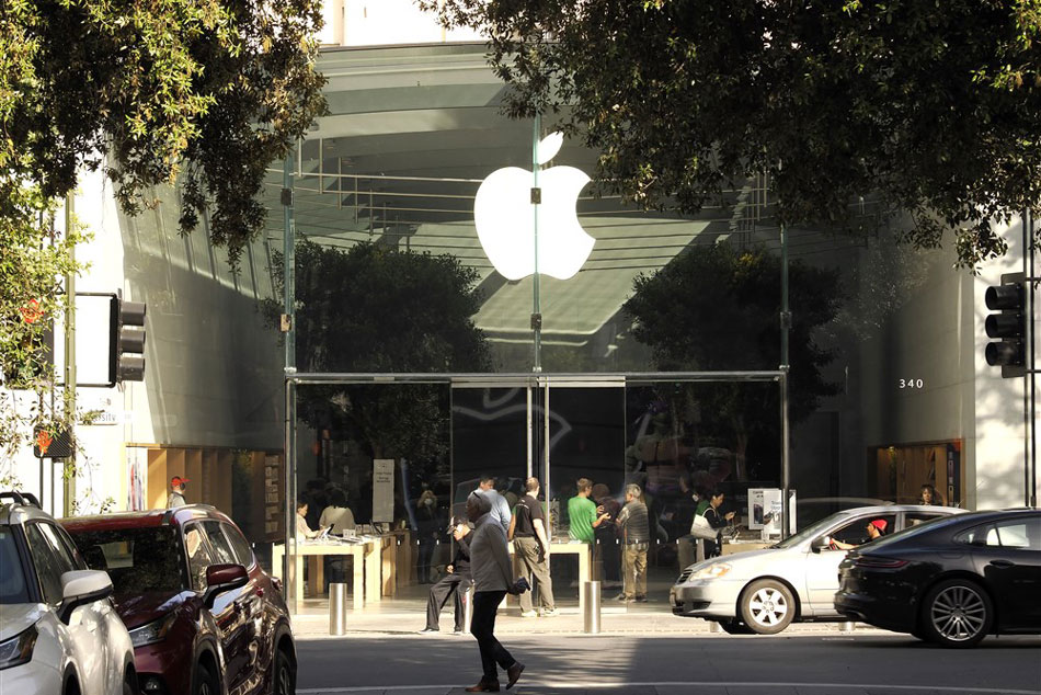  People walk past an Apple retail store front in Palo Alto, California, USA, 23 May 2023. Apple Inc., approaches a $3 trillion market valuation. JOHN G. MABANGLO/EPA-EFE