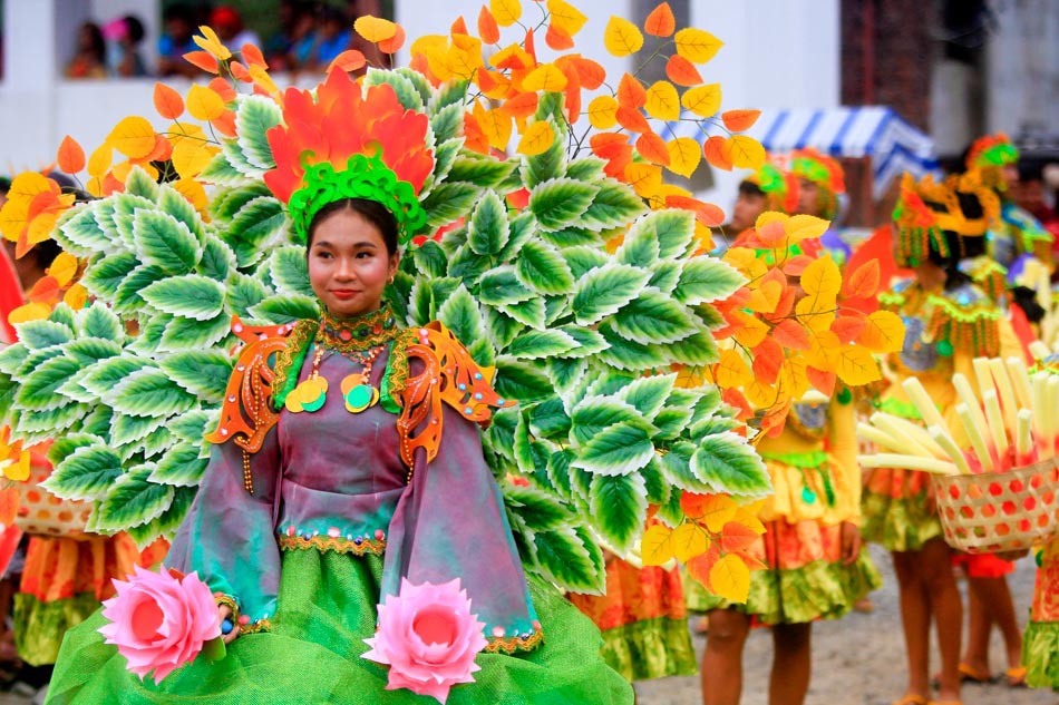 Students join Marinduque's Bila-bila festival