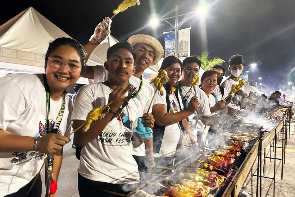 Bacolod City sets a new record for longest Chicken Inasal grilling along the Upper East Avenue. Handout