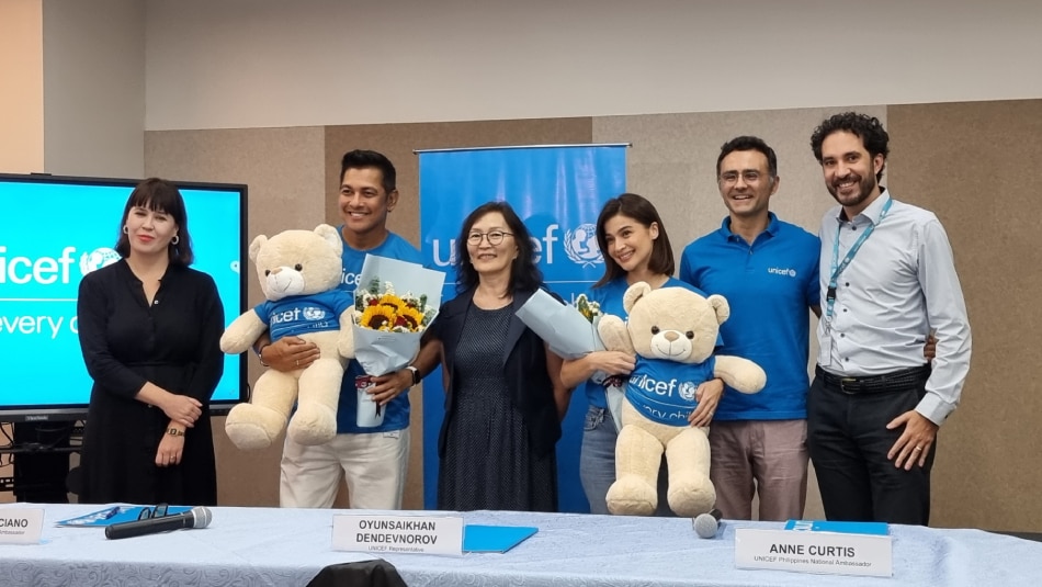 Gary Valenciano and Anne Curtis pose for a photo with representatives of UNICEF Philippines. Karen Flores Layno, ABS-CBN News
