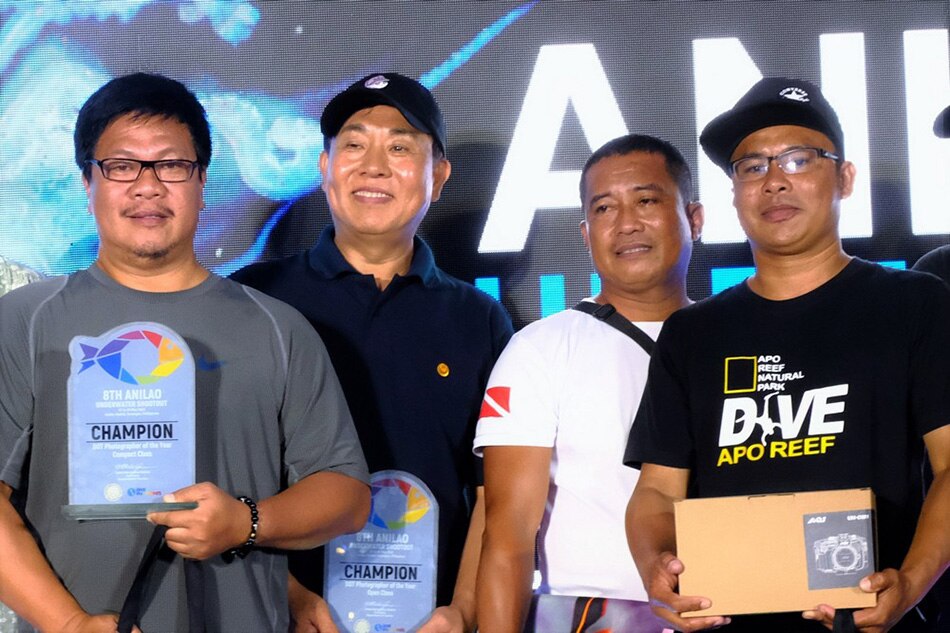 DOT Photograhers of the Year Eric Javier (Compact class) and Kim Kyung Shin (Openm class) and their dive guides Roberto Corpuz and Louie Casapao. Jeeves de Veyra
