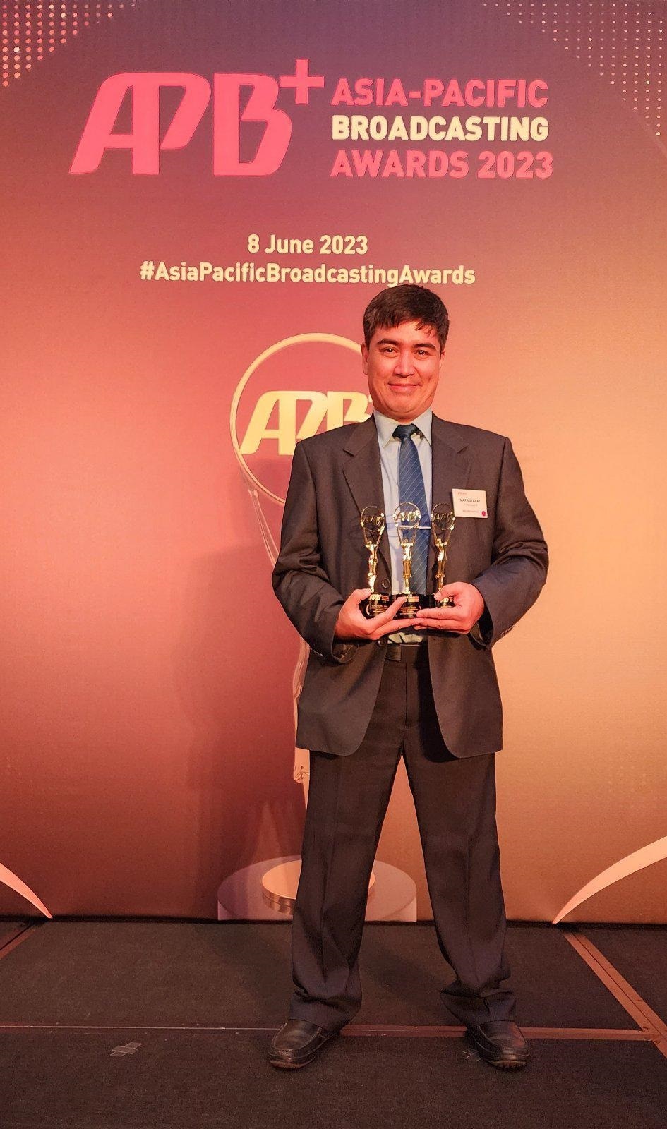 Patrick Ongchango, Head of ABS-CBN Media Engineering, received the Excellence Award for OTT Platform for ABS-CBN Global's 'iWantTFC', the Innovation Award for Cloud-Playout Migration, and the Innovation Award for Audio Description for Big Dipper, at the Asia-Pacific Broadcasting Awards in Singapore on June 8, 2023. Photo by Val Cuenca, ABS-CBN News