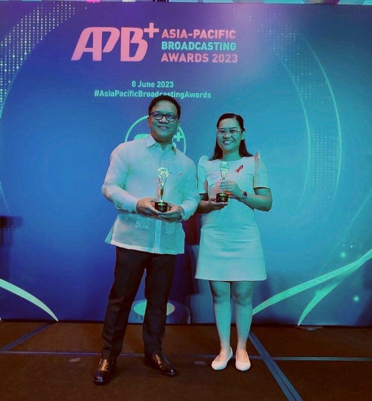 Val Cuenca (L), Head of ABS-CBN Digital News Gathering, and Kerchlynn Tan (R), at the inaugural edition of the Asia-Pacific Broadcasting Awards in Singapore on June 8, 2023. Photo by Patrick Ongchango, ABS-CBN 