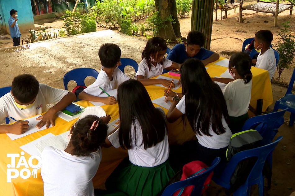 Mga Bata Tumatawid Ng Ilog At Bundok Para Makapag Aral Abs Cbn News 3194