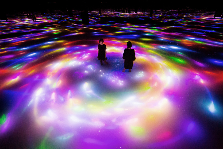 teamLab, Drawing on the Water Surface Created by the Dance of Koi and People - Infinity © teamLab