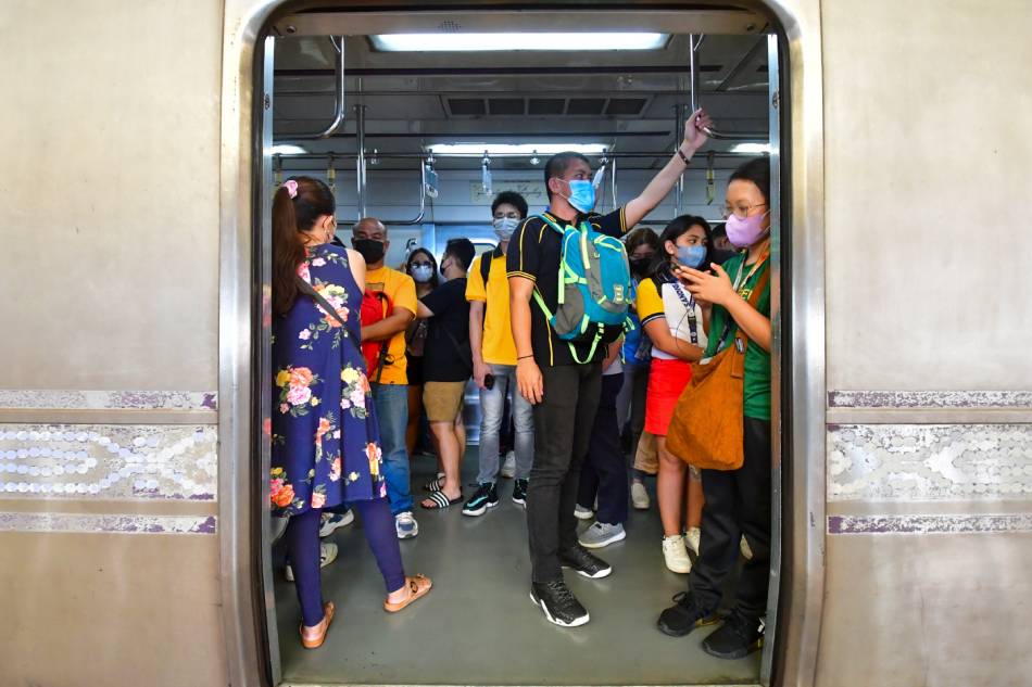 Passengers traveling via the LRT-2 Araneta Center-Cubao station in Quezon City wear face masks in light of the upheld mask mandate within train lines on April 25, 2023. Mark Demayo, ABS-CBN News/File.