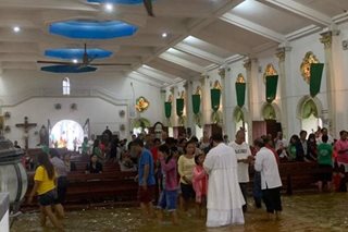 Misa sa ilang simbahan sa Pampanga, tuloy kahit baha