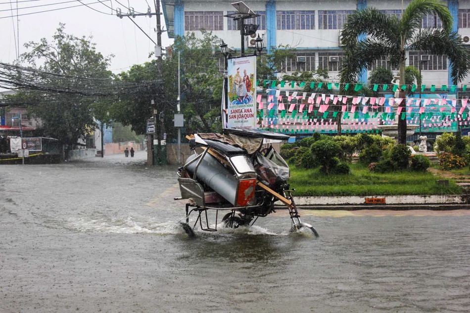 WATCH: Giant tricycles ride high over Bulacan floods – Filipino News