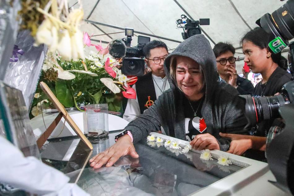 Rodaliza Tolentino Baltazar weeps upon seeing her son Jemboy Baltazar in a casket after arriving in their home in Navotas City on Aug. 11, 2023. Jonathan Cellona, ABS-CBN News