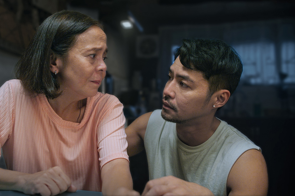 Zanjoe Marudo (right) in a scene with Dolly de Leon in 