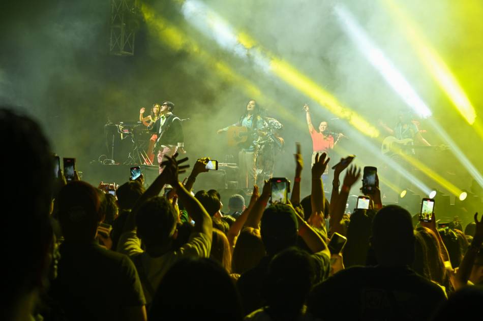 Filipino band Ben&Ben performs at the ON Festival at the SM Mall of Asia Arena, November 3, 2023. Maria Tan, ABS-CBN News
