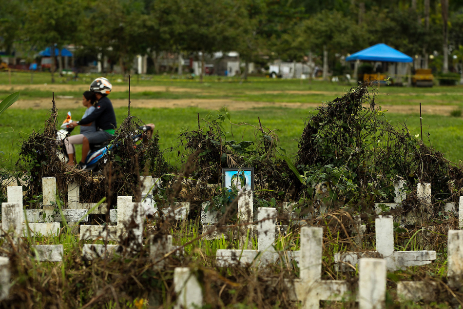 Mass graves at the Holy Cross Memorial park. Jonathan Cellona, ABS-CBN News/File.