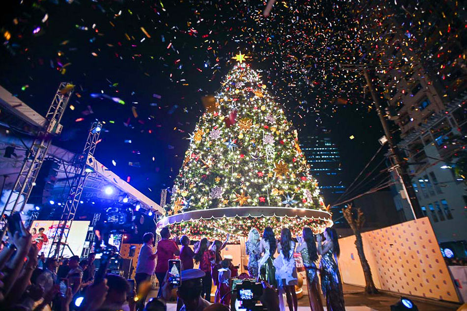 City lights up giant Christmas tree ABSCBN News