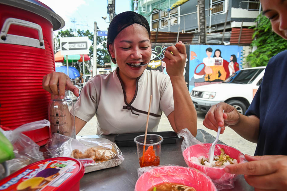For Iral, rice provides a more substantial meal than other alternatives. “Iba pa rin talaga ang bigat ng kanin kesa tinapay. Hindi ako mabubusog sa half rice at tinapay lang.” Maria Tan, ABS-CBN News