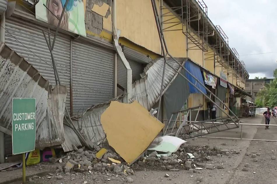 PANOORIN: Mga pagyanig dulot ng magnitude 7.4 na lindol sa Mindanao
