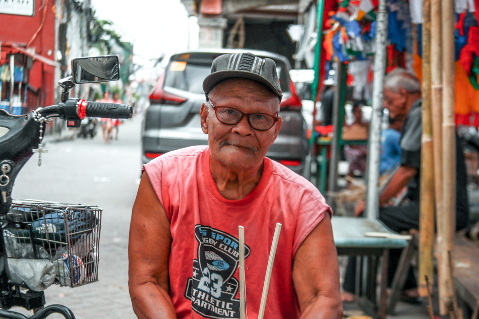 Si Edgardo Alejandro, Mang Edgardo for short, ay parol maker na nagsimula sa Las Piñas City at napalago niya ang negosyo upang maging sapat na hanapbuhay para sa pamilya. Jonathan Cellona, ABS-CBN News
