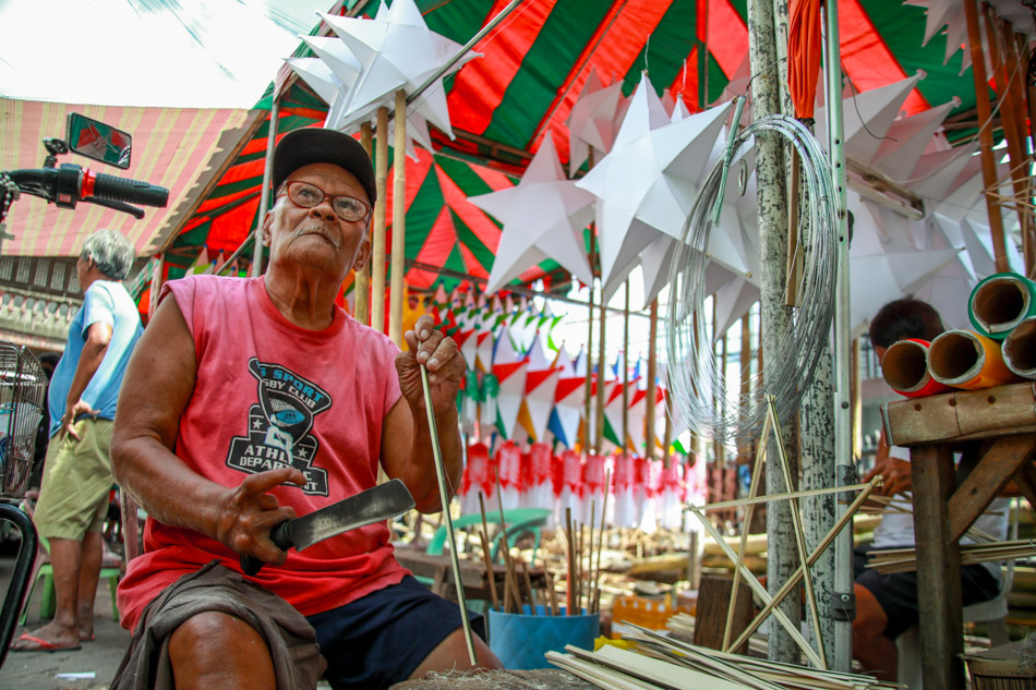 Bagamat may kapansanan, nagawa ni Mang Edgar na palaguin ang negosyo, at ngayon ay meron ng ilang lugar kung saan tinitinda ang mga parol. Jonathan Cellona, ABS-CBN News