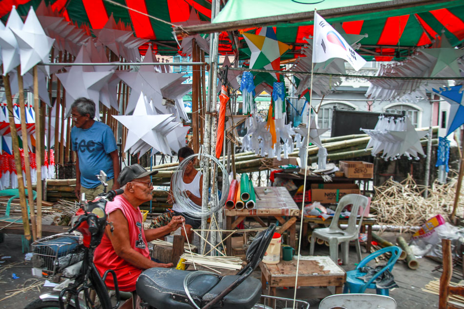 Gamit ang kawayan bilang tradisyonal na materyal, patuloy na ginagawa ni Mang Edgardo ang mga parol sa Plaza Quezon sa Las Pinas City on November 17, 2023. Jonathan Cellona, ABS-CBN News