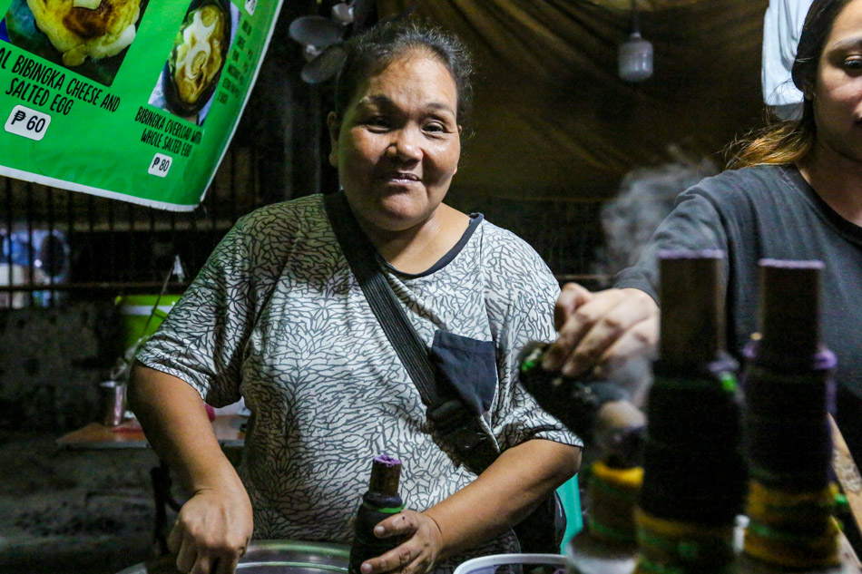 Si Sandra Arita Cortes, o Aling Sandra, ay puto bumbong maker sa Mandaluyong na nagtaguyod ng kanyang pamilya gamit ang maliit na negosyo. Jonathan Cellona, ABS-CBN News