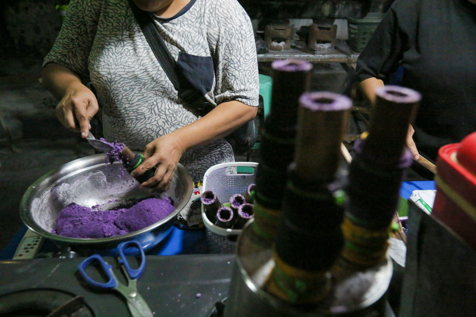 Sa loob ng mahigit tatlumpung taon, maraming kuwento na ang nabuo at dinaanan ng pamilya habang nagtitinda ng puto bumbong. Jonathan Cellona, ABS-CBN News