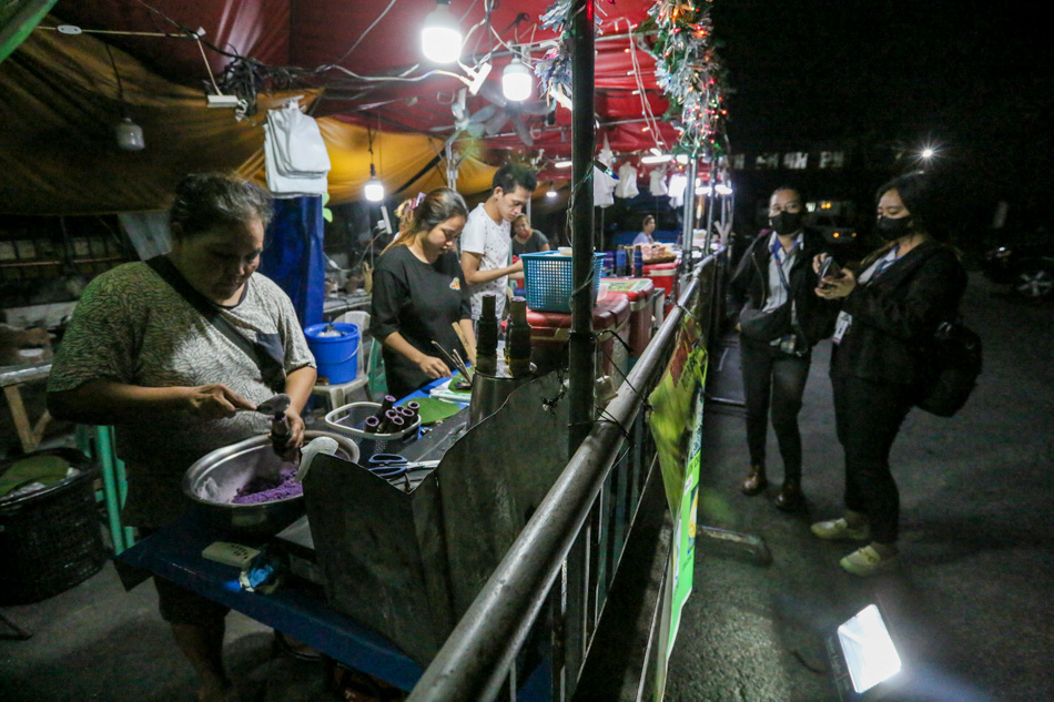 Sa loob ng San Felipe Neri church compound nakapuwesto ang tindahan ni Aling Sandra, mula Setyembre hanggang sa panahon ng Simbang Gabi ng Disyembre. Jonathan Cellona, ABS-CBN News