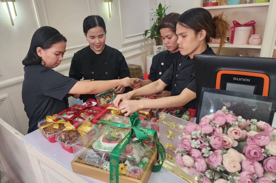 https://sa.kapamilya.com/absnews/abscbnnews/media/2023/life/12/18/20231218-cake.jpg