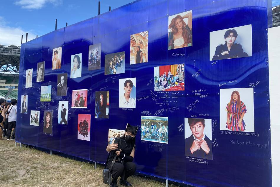 A message wall was put up in the middle of the Philippine Sports Stadium for fans to write to their favorite stars attending the 2023 Asia Artist Awards. April Benjamin, ABS-CBN News