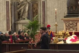 Mga Pinoy pumila para masilayan ang labi ni Benedict XVI