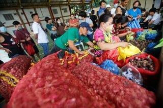 Onion buyers flock to Kadiwa Center in Manila