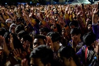 Thousands of Filipinos march in reverence of Black Nazarene