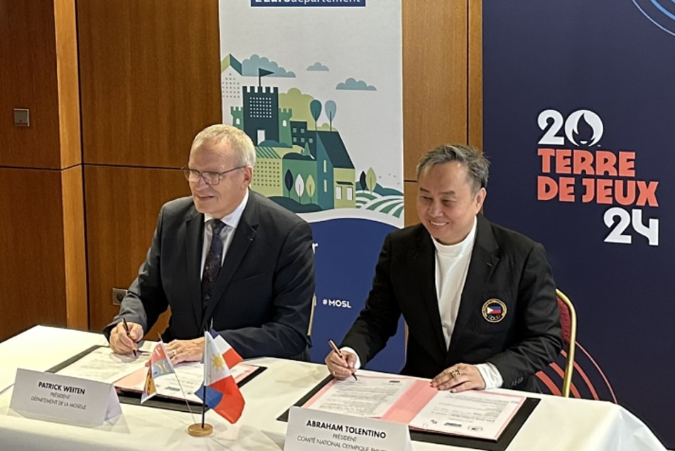 PHILIPPINE Olympic Committee (POC) president Rep. Abraham “Bambol” Tolentino (right) signs the memorandum of understanding with La Moselle President Patrick Weiten. Handout photo