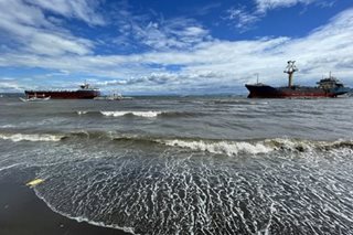 Mga mangingisda apektado ng 2 barkong sumadsad sa Balayan Bay