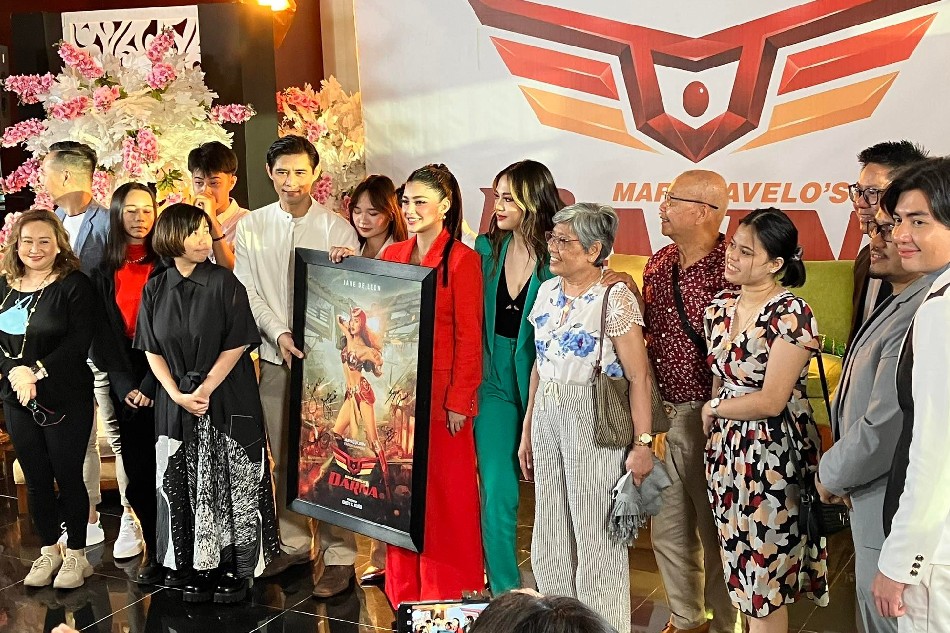 The cast of 'Darna' together with the Ravelo family. Photo by Josiah Antonio, ABS-CBN News