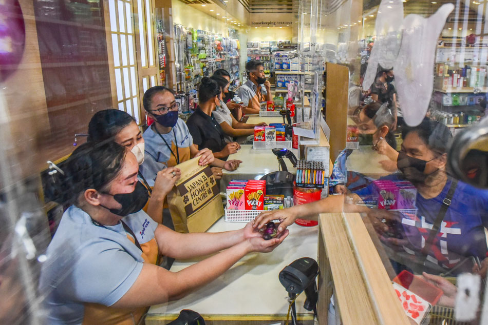 People flocked to the store’s Panay, Quezon City branch on Saturday to purchase up to three items such as cooking pans, cleaning solutions, and various other home products priced at P88, with a bulb of onion. Maria Tan, ABS-CBN News