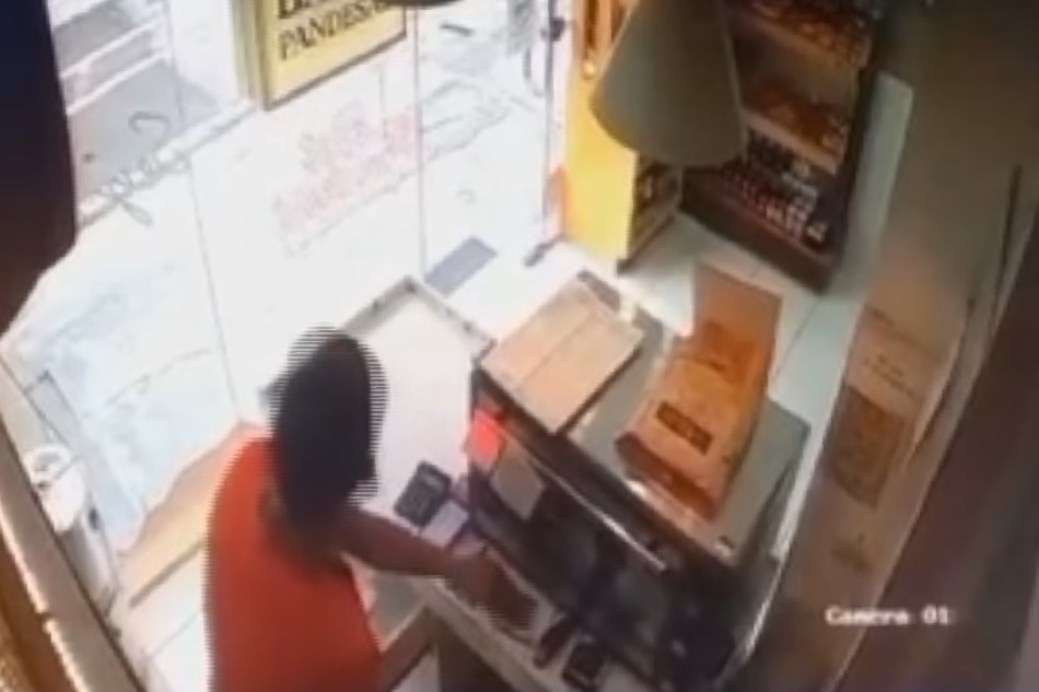 Nakuhanan ng CCTV footage ang umano'y panghoholdap ng isang lalaki sa bakery sa Quezon City. ABS-CBN News