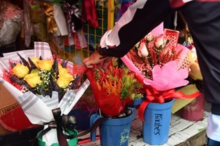 Mga bulaklak sa Dangwa Market nagmahal bago mag-Valentine's Day