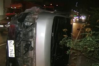Van tumagilid matapos sumalpok sa semento sa Marcos Highway