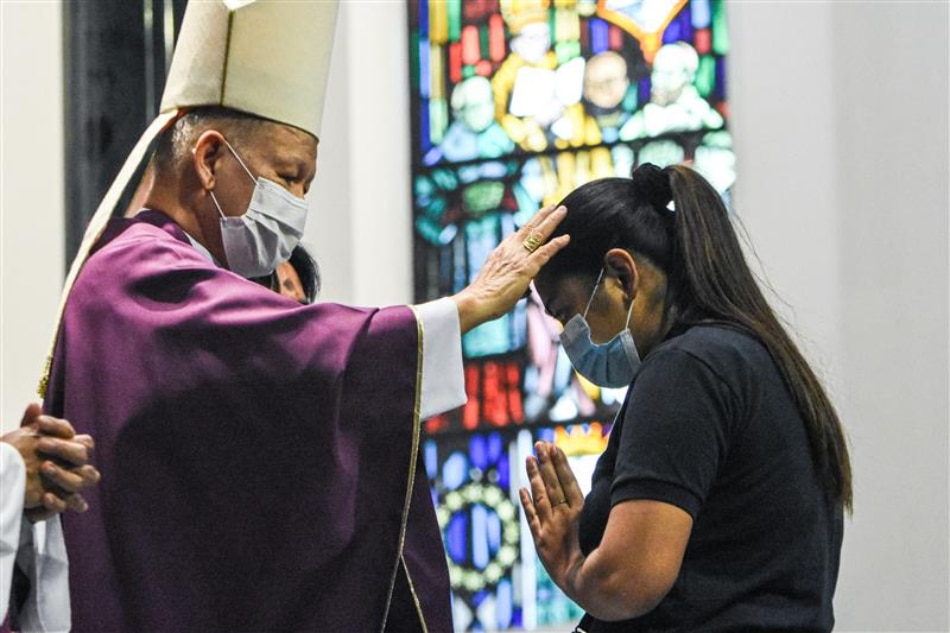 Manila Archbishop Jose Advincula imposes ashes on the foreheads of Catholic devotees on Ash Wednesday at the Manila Cathedral. Angie de Silva, ABS-CBN News