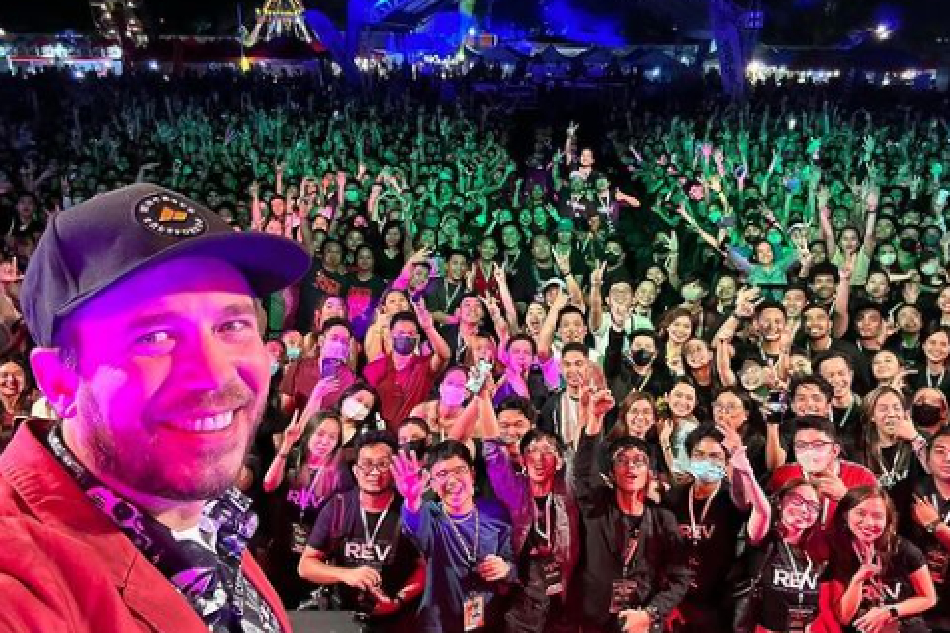 Stephen Speaks during his recent performance in the Philippines. Instagram: @stephenspeaksmusic