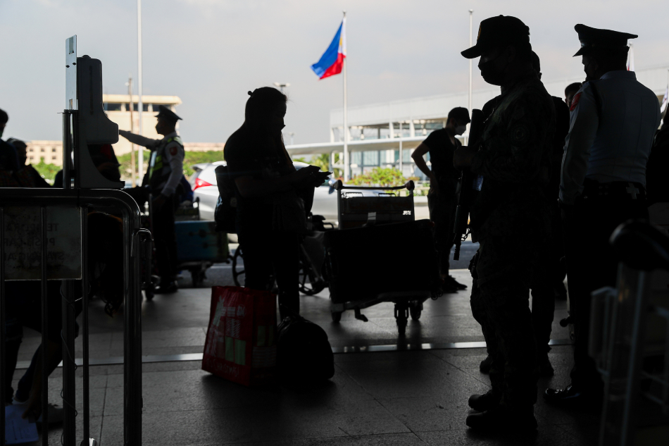 Travellers queue at the NAIA Terminal 2 in Parañaque in December 2022. FILE/Jonathan Cellona, ABS-CBN News
