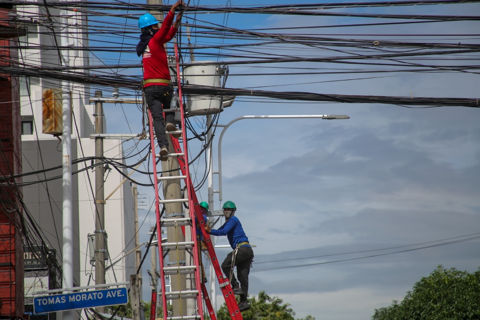 Linemen install cables for internet connection along Tomas Morato area in Quezon City on October 27, 2020. Jonathan Cellona, ABS-CBN News