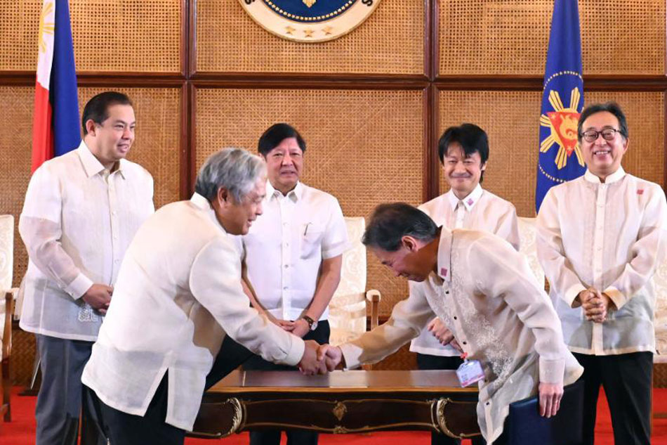 President Ferdinand Marcos, Jr. during the contract signing ceremony of the North-South railway system yesterday in malacanang. In photo (from left) Dept. of Transportation Sec. Jaime J. Bautista, Speaker Martin Romualdez, Minister for Economic Affairs Mr. Nikei Daisuke-Embassy of Japan and Mr. Sakamoto Takema Chief Representative of Japan International Cooperation Agency (JICA). Revoli Cortez/PPA pool